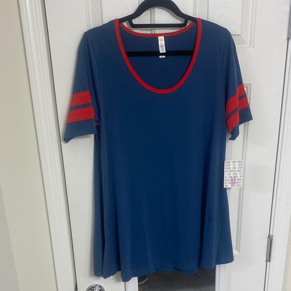 NWT - LulaRoe Perfect T swing style top (M)
